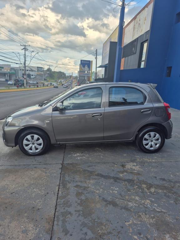 TOYOTA Etios Hatch - Foto