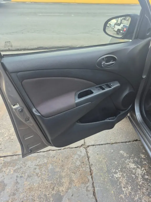 TOYOTA Etios Hatch - Foto