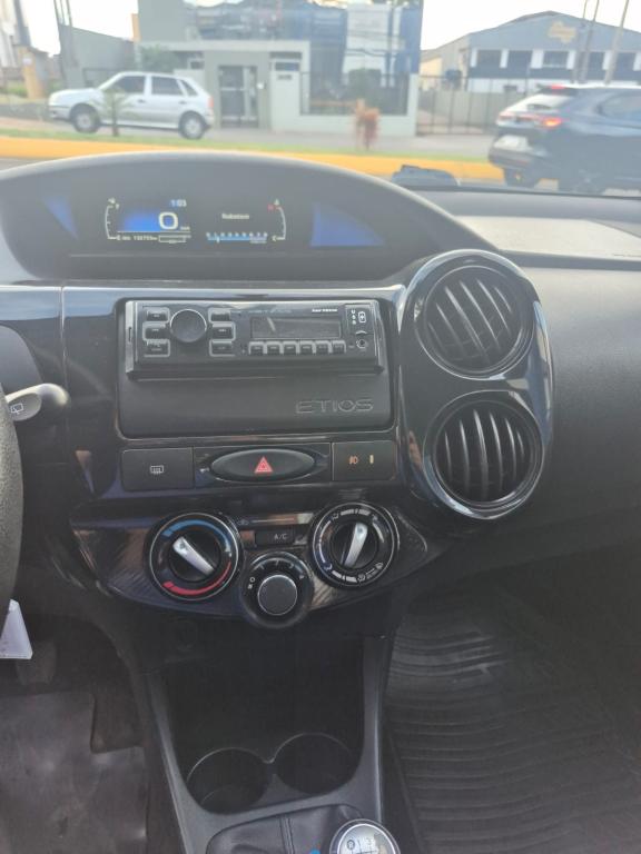 TOYOTA Etios Hatch - Foto