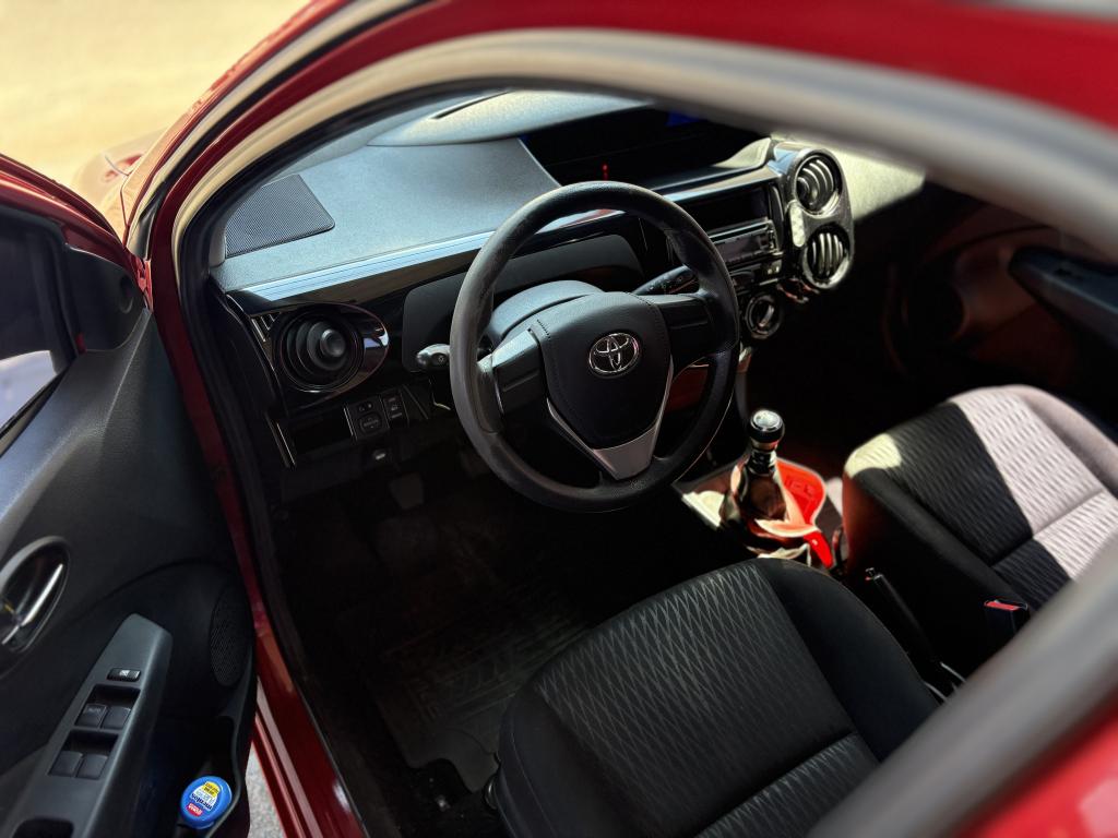 TOYOTA Etios Hatch - Foto