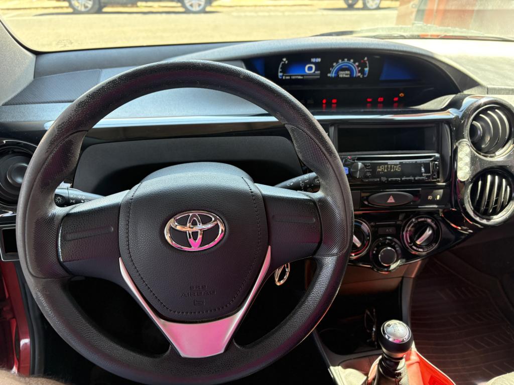 TOYOTA Etios Hatch - Foto