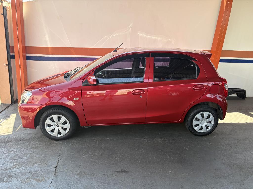 TOYOTA Etios Hatch - Foto