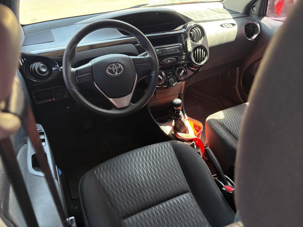 TOYOTA Etios Hatch - Foto