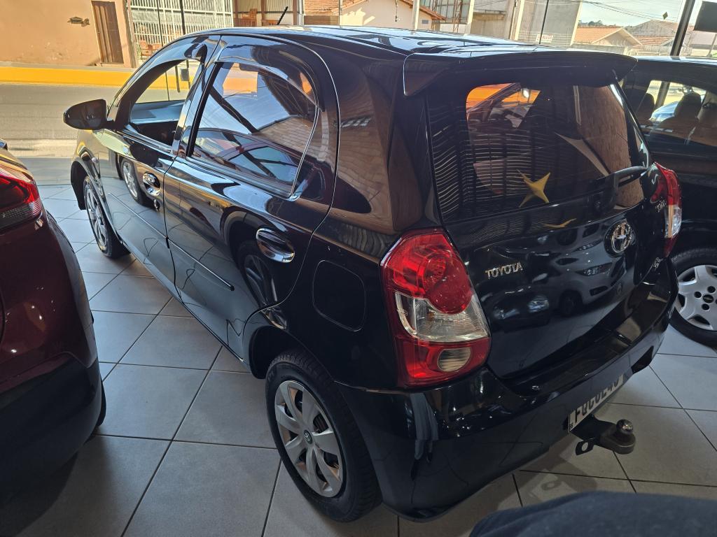 TOYOTA Etios Hatch - Foto