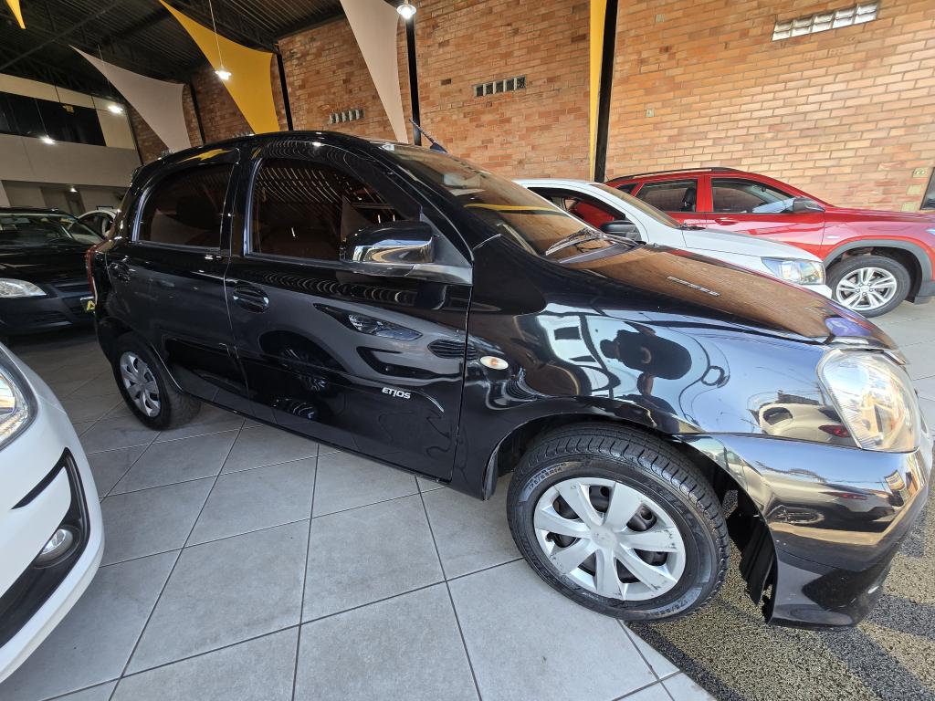 TOYOTA Etios Hatch - Foto