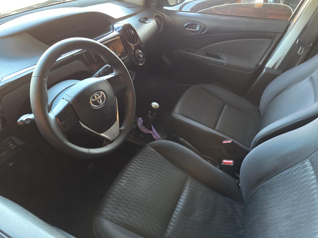 TOYOTA Etios Hatch - Foto