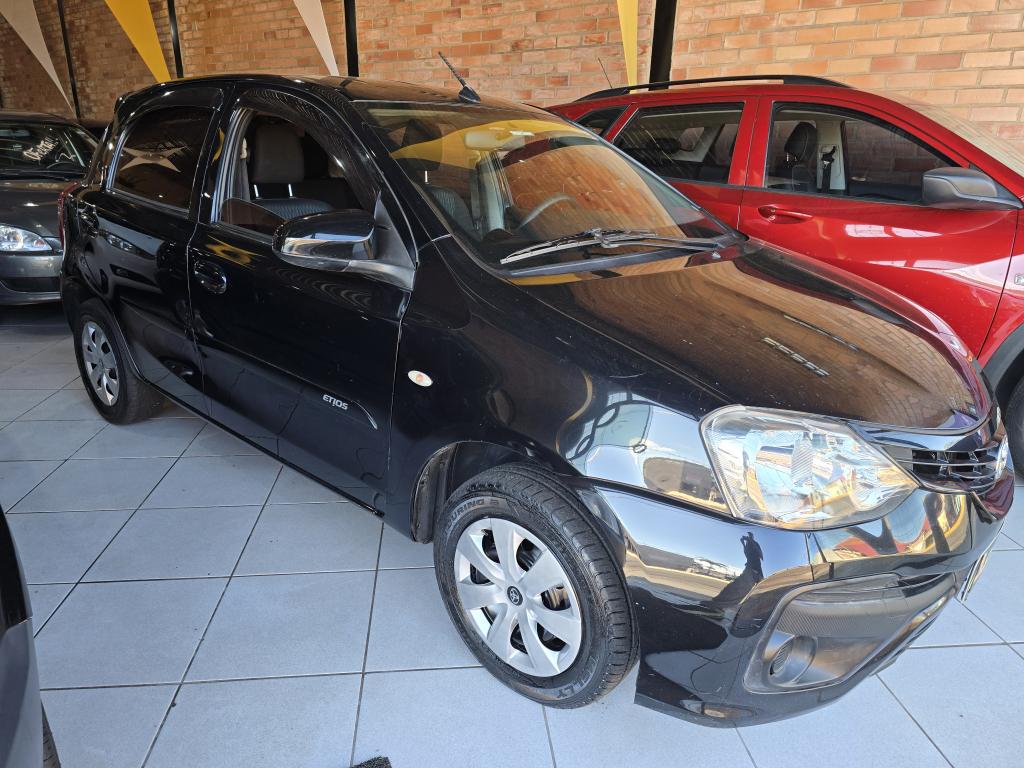 TOYOTA Etios Hatch - Foto