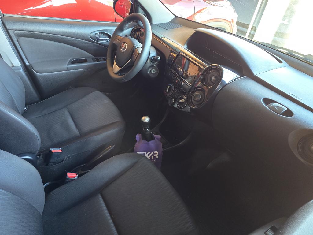 TOYOTA Etios Hatch - Foto