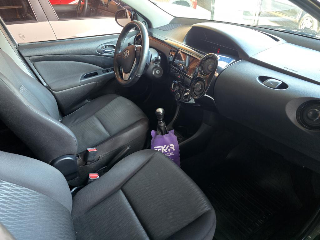 TOYOTA Etios Hatch - Foto