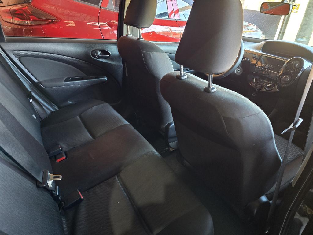 TOYOTA Etios Hatch - Foto