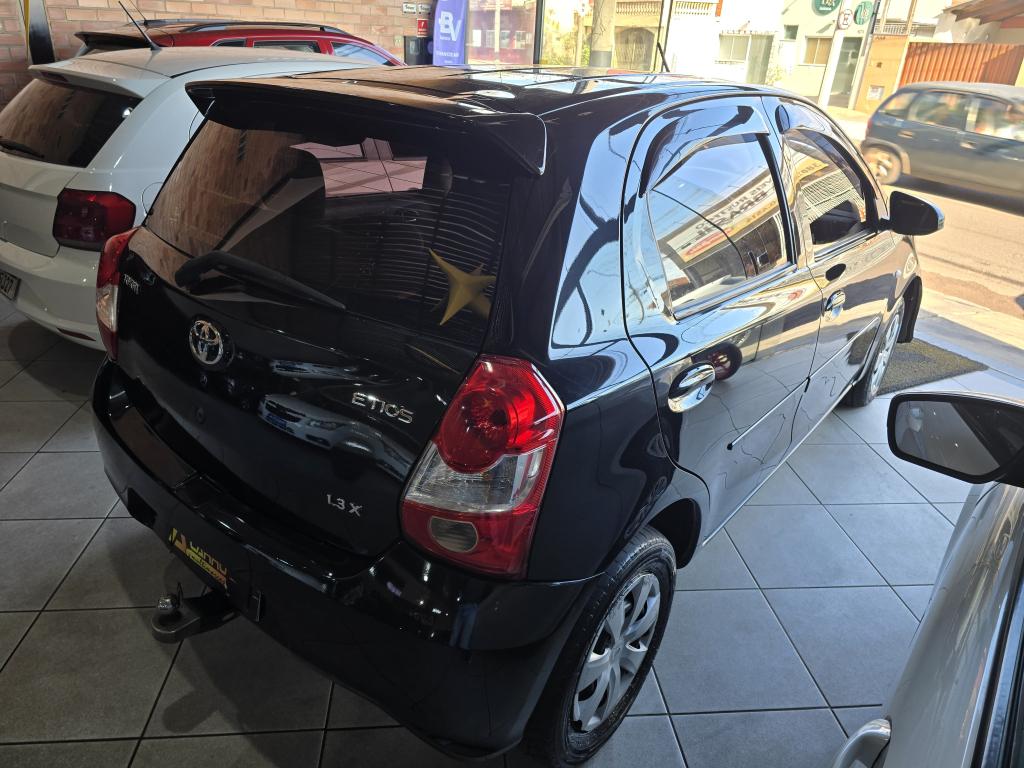 TOYOTA Etios Hatch - Foto