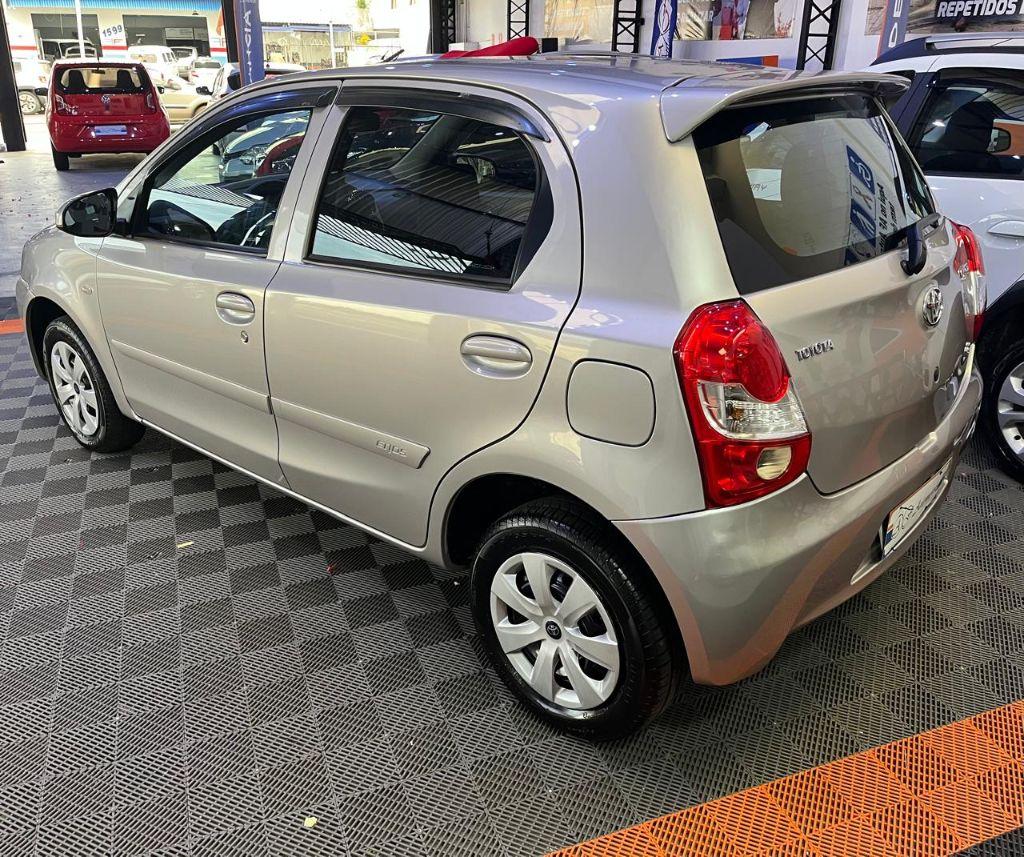 TOYOTA Etios Hatch - Foto