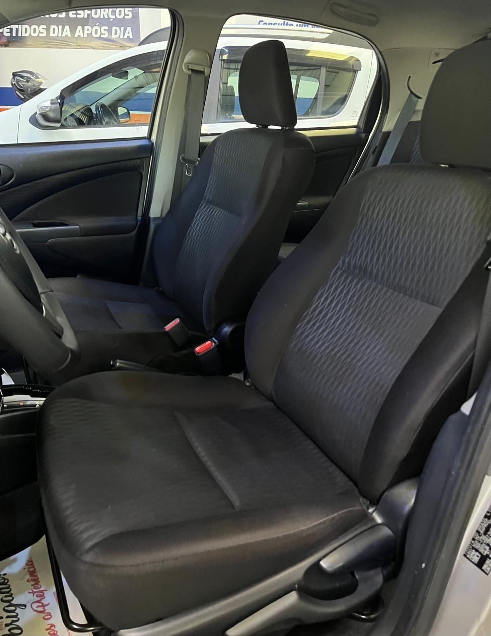 TOYOTA Etios Hatch - Foto