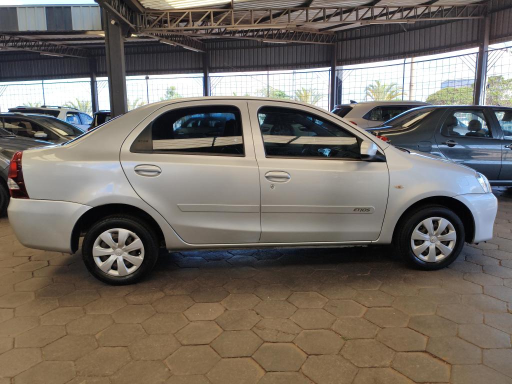 TOYOTA Etios Sedan - Foto