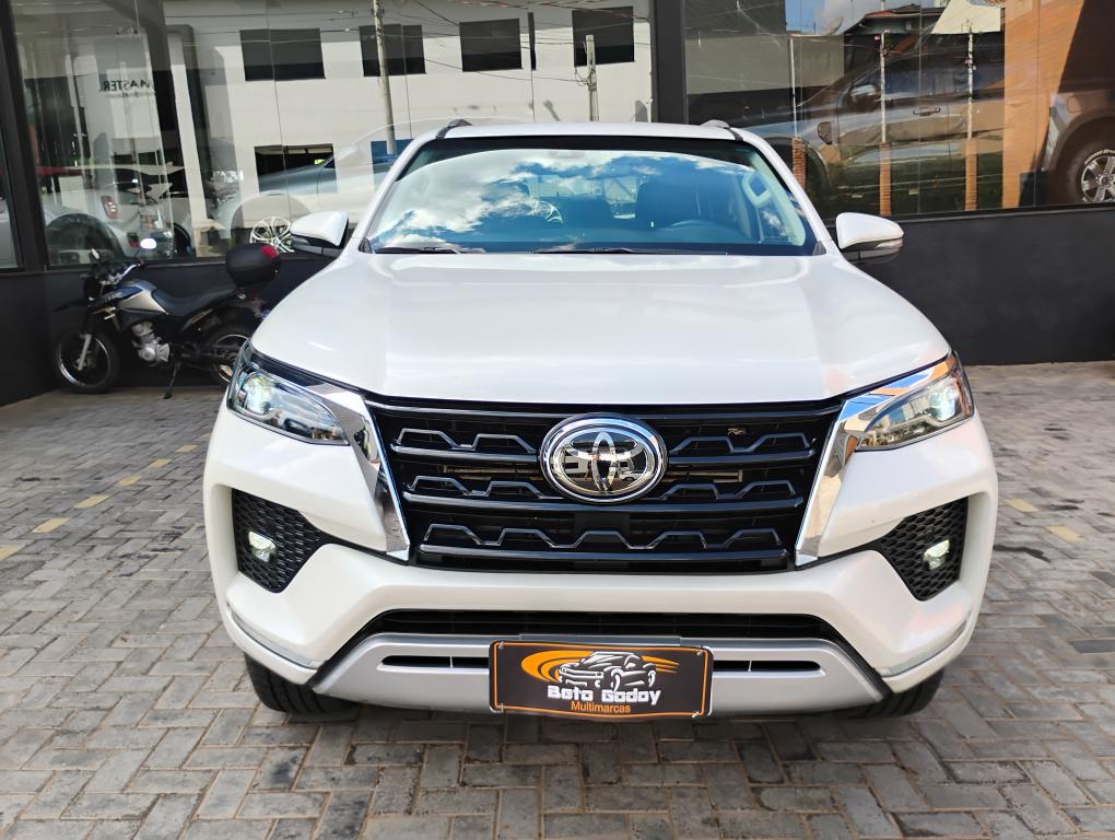 TOYOTA Hilux SW4 - Foto