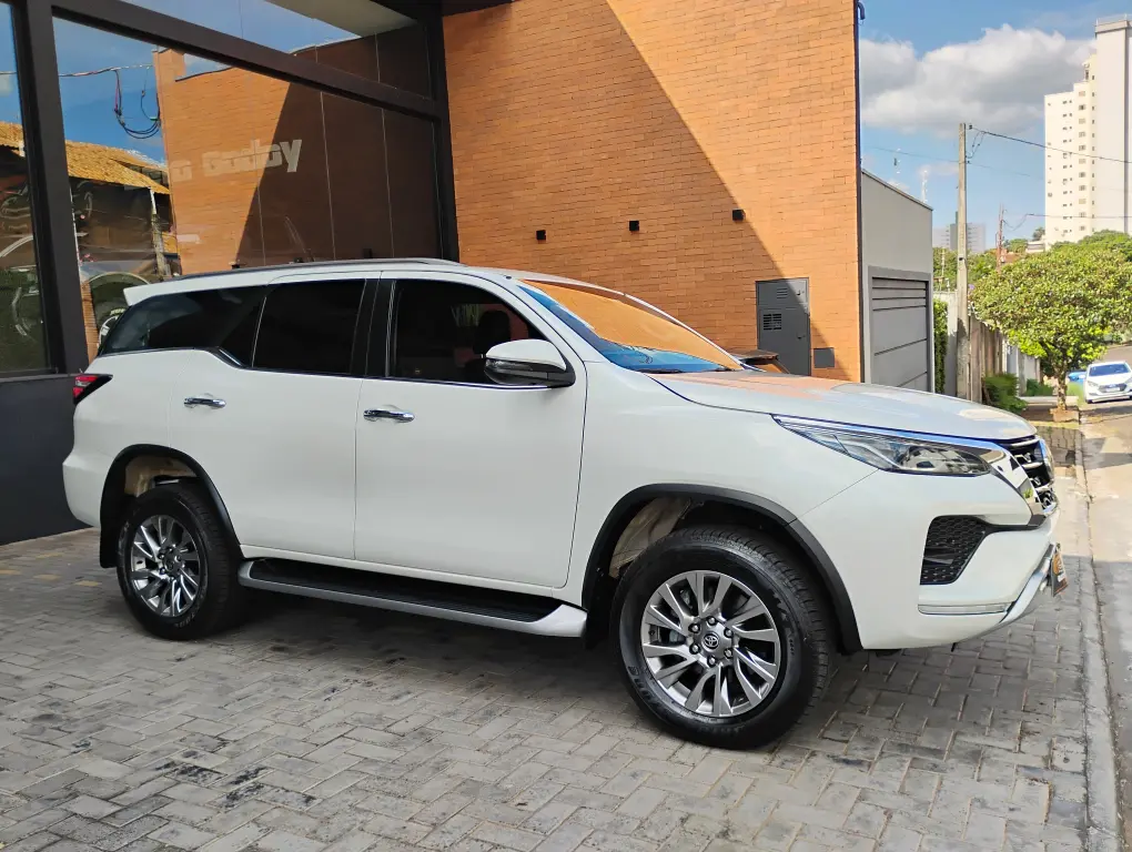 TOYOTA Hilux SW4 - Foto