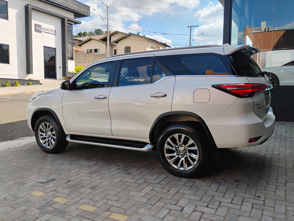 TOYOTA Hilux SW4 - Foto