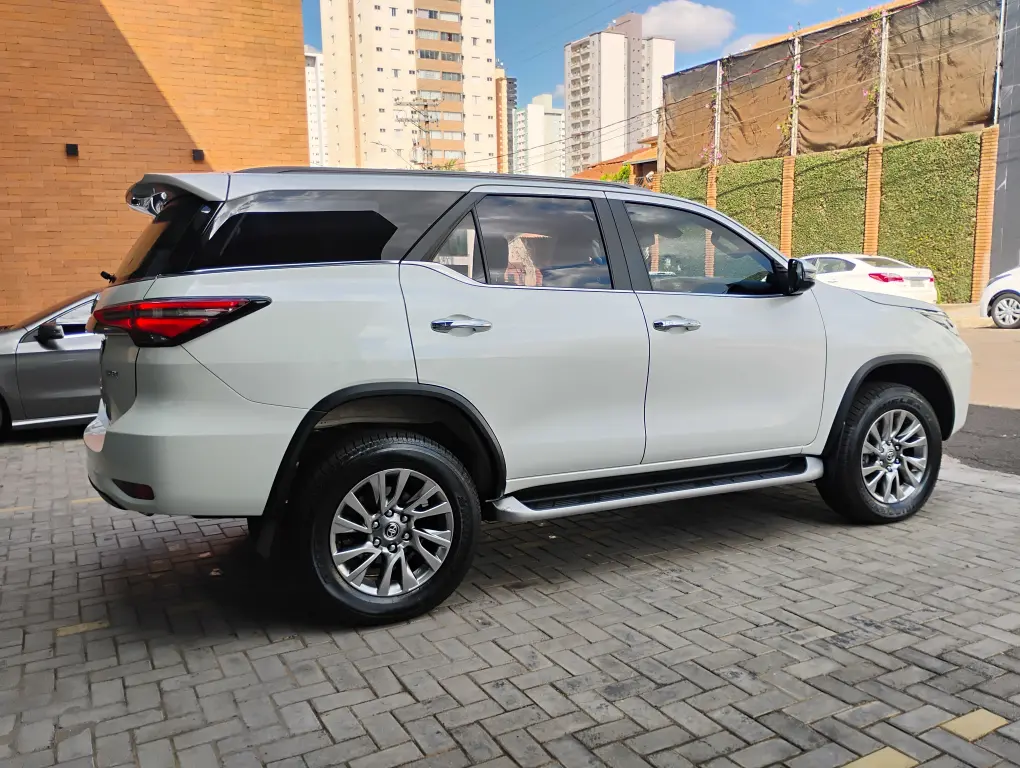 TOYOTA Hilux SW4 - Foto