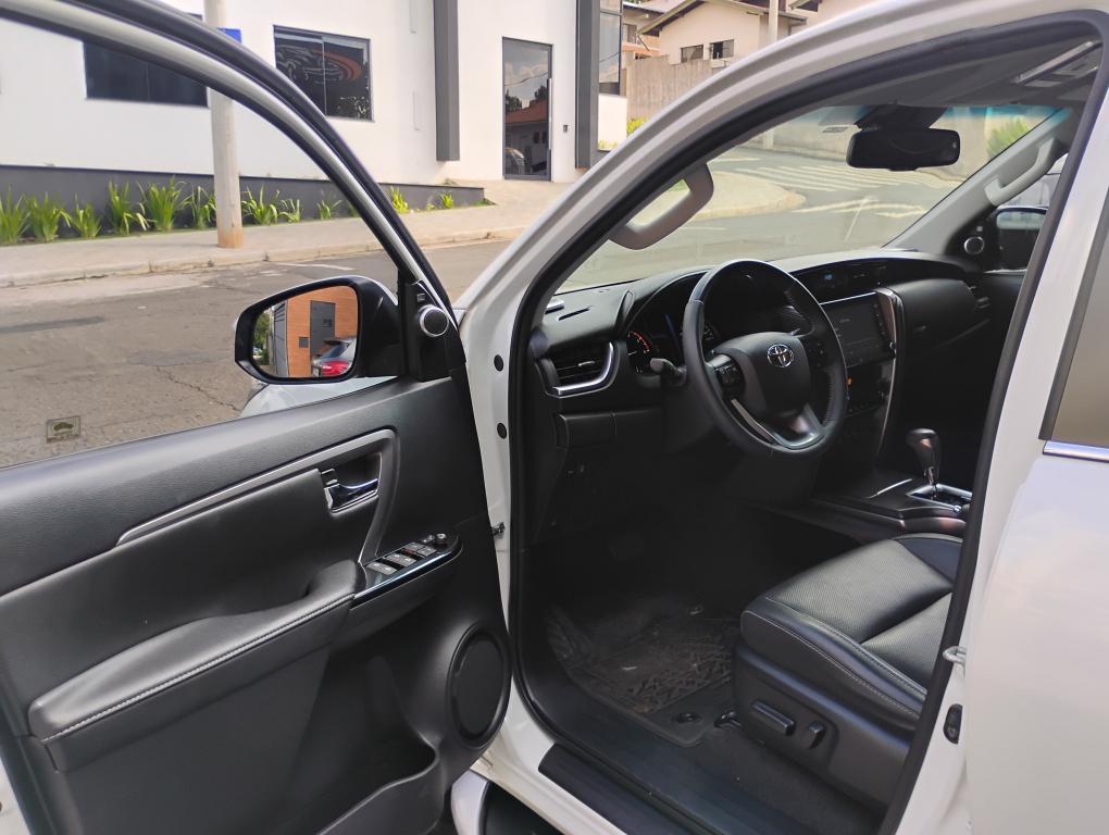 TOYOTA Hilux SW4 - Foto