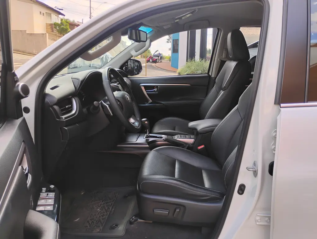 TOYOTA Hilux SW4 - Foto