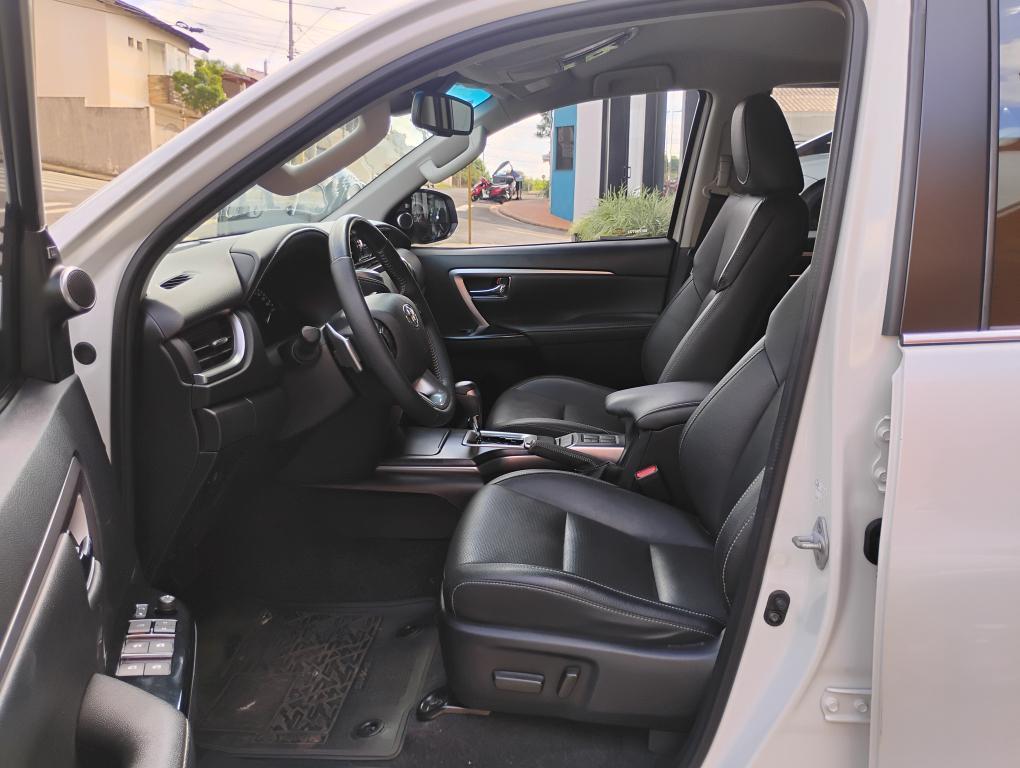 TOYOTA Hilux SW4 - Foto