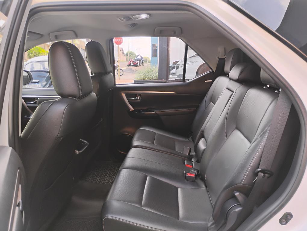 TOYOTA Hilux SW4 - Foto