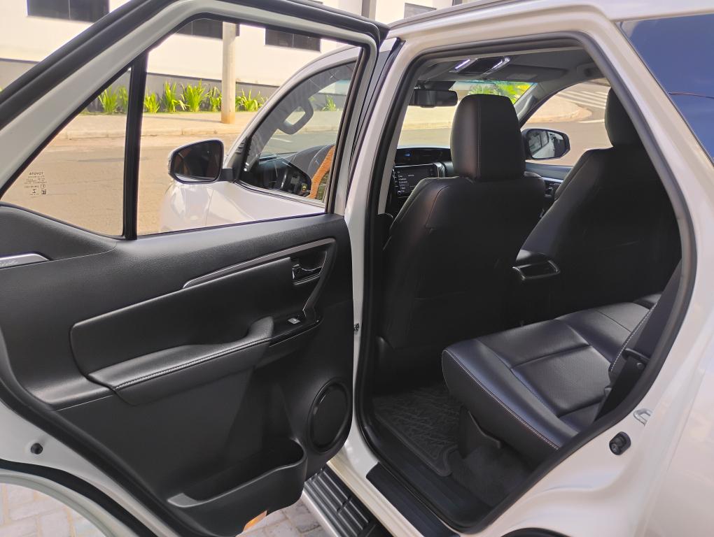 TOYOTA Hilux SW4 - Foto