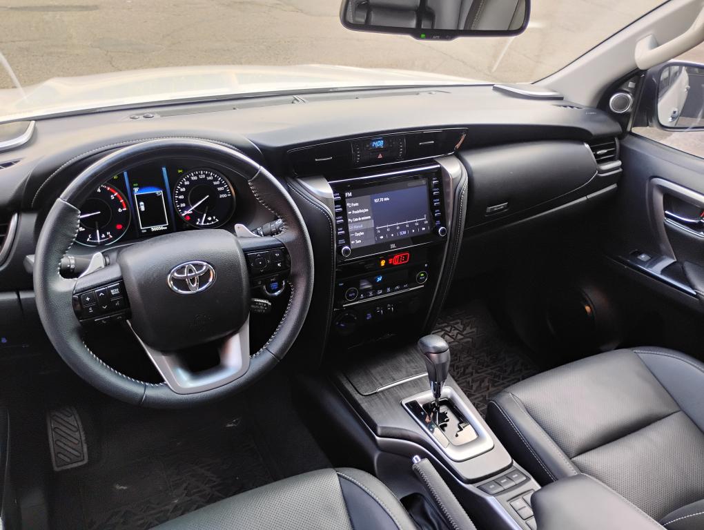 TOYOTA Hilux SW4 - Foto