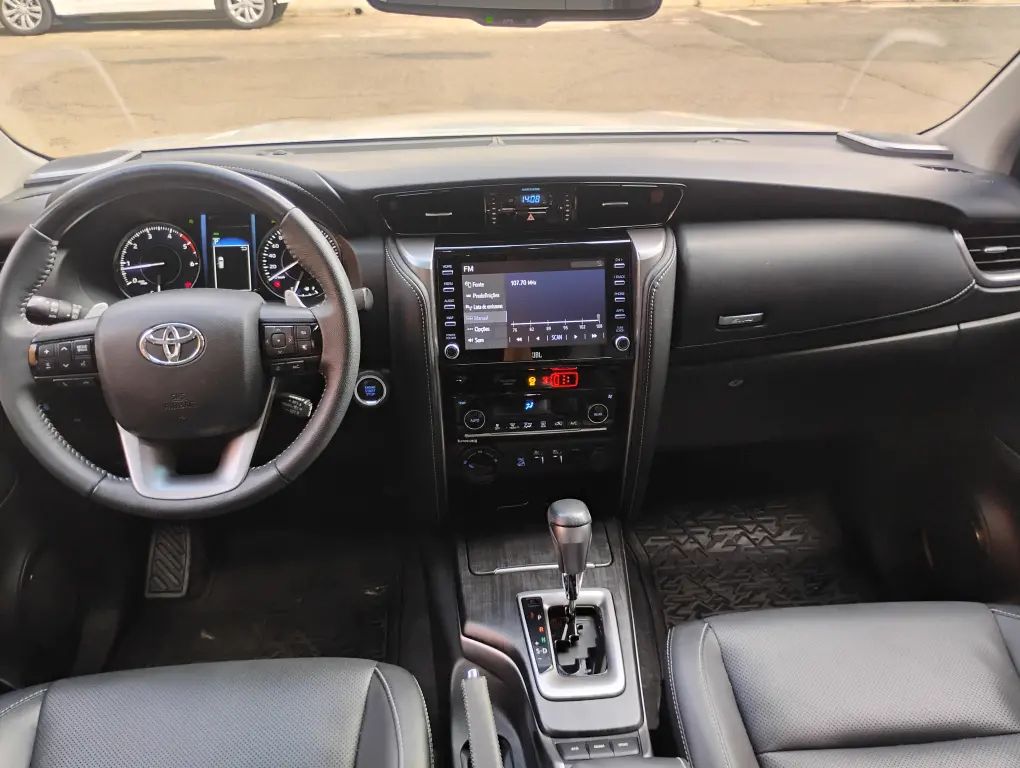 TOYOTA Hilux SW4 - Foto