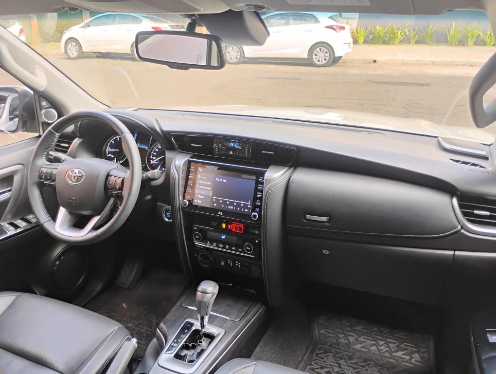 TOYOTA Hilux SW4 - Foto