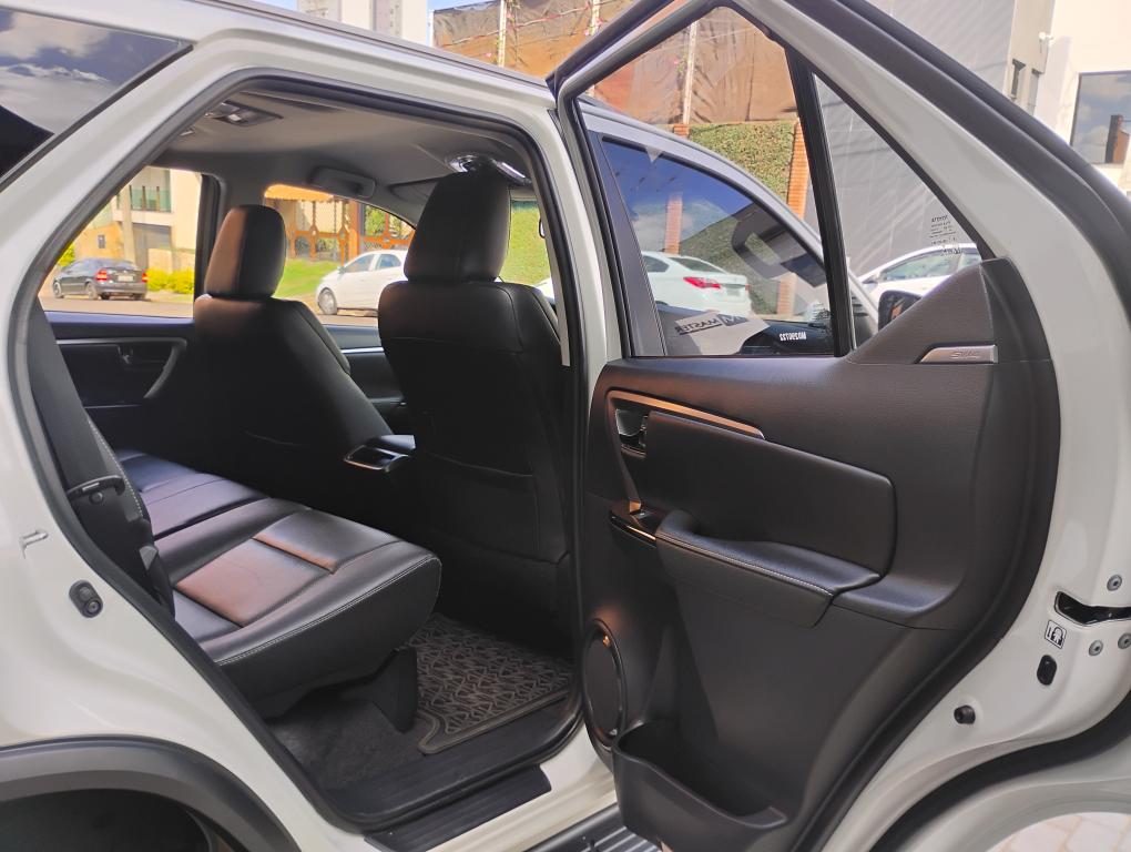 TOYOTA Hilux SW4 - Foto