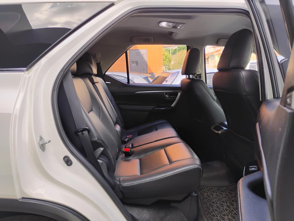 TOYOTA Hilux SW4 - Foto