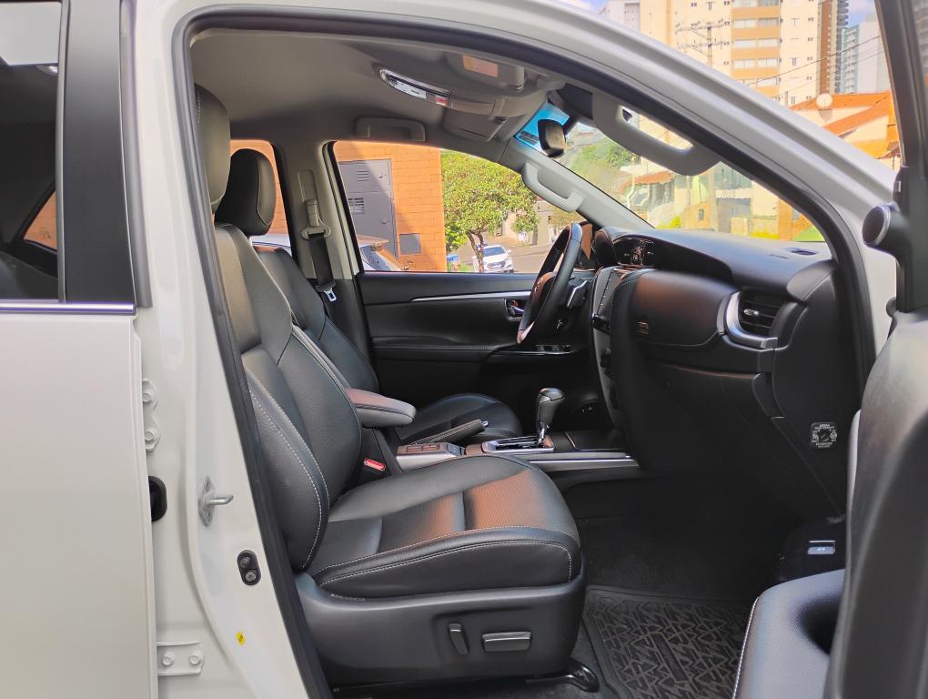 TOYOTA Hilux SW4 - Foto