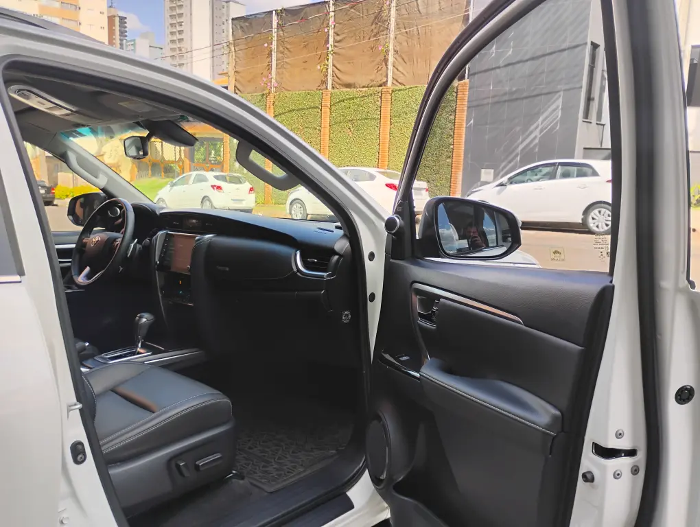 TOYOTA Hilux SW4 - Foto