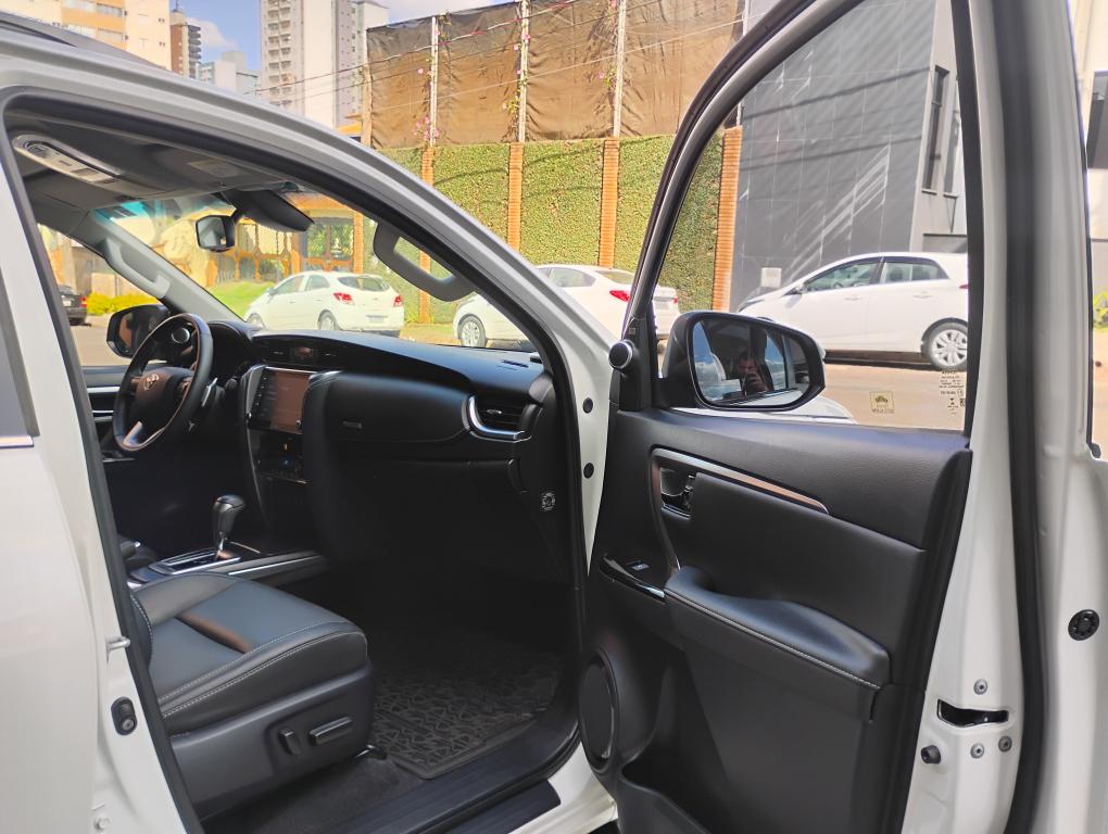 TOYOTA Hilux SW4 - Foto