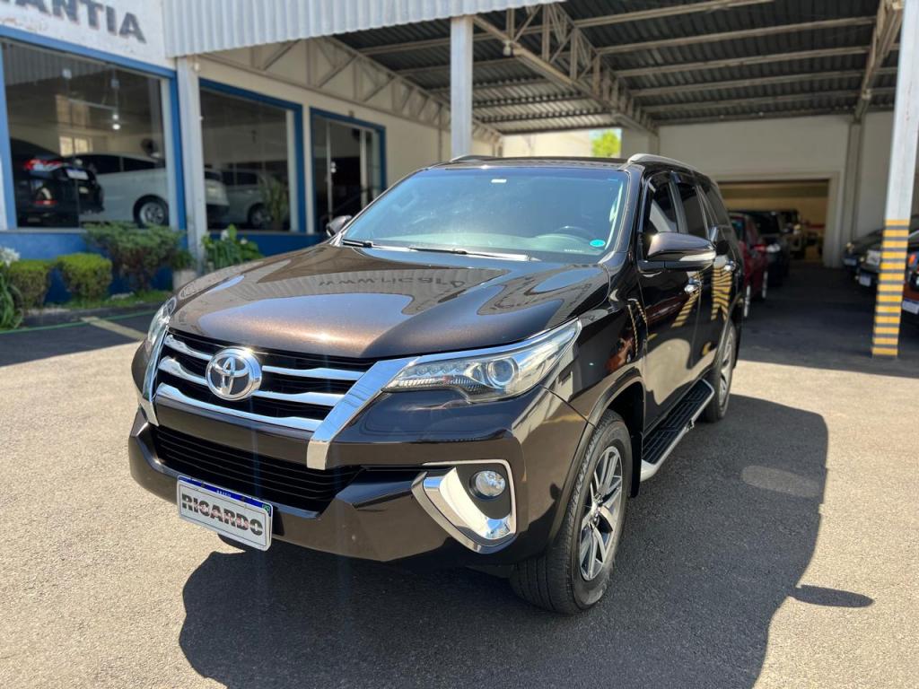 TOYOTA Hilux SW4