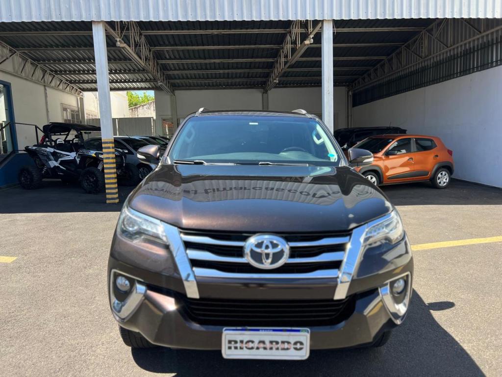 TOYOTA Hilux SW4 - Foto