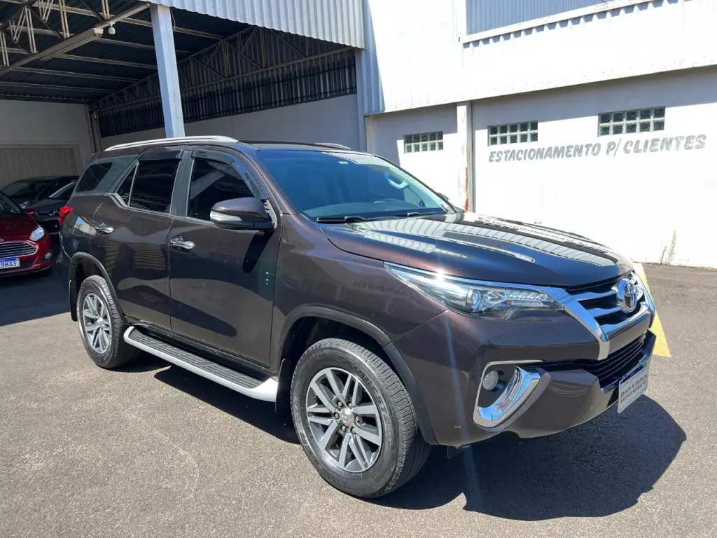 TOYOTA Hilux SW4 - Foto
