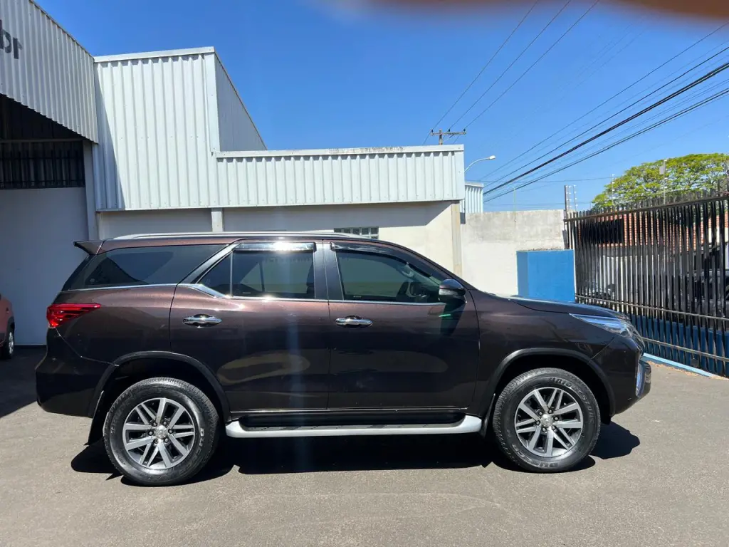 TOYOTA Hilux SW4 - Foto