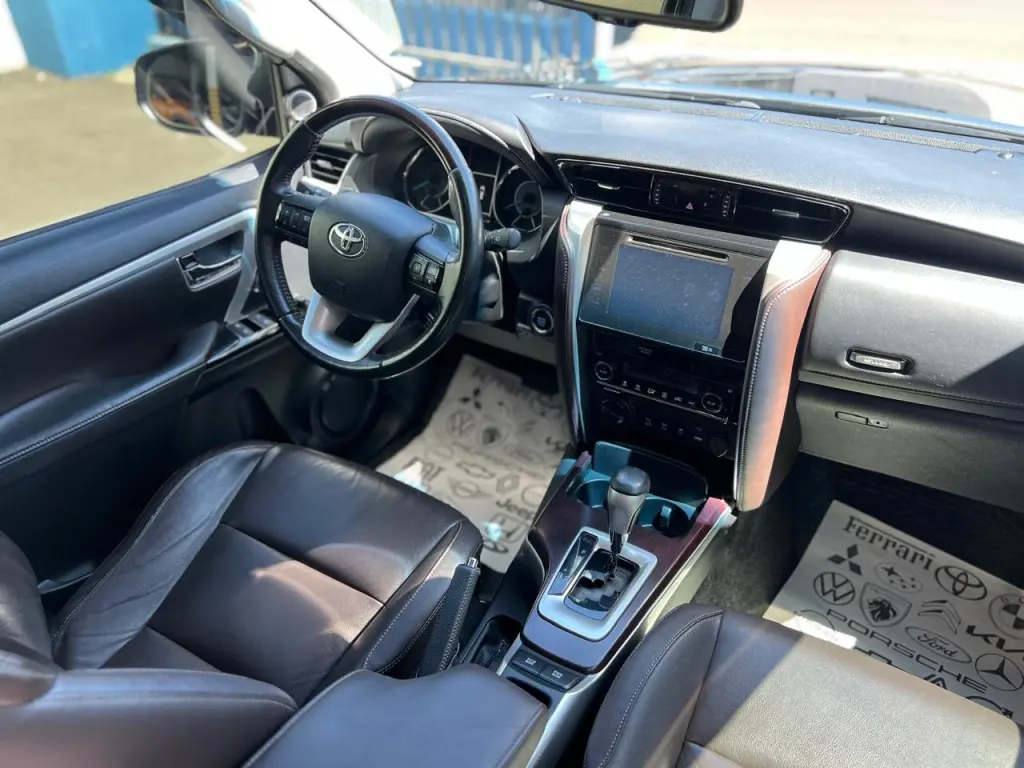 TOYOTA Hilux SW4 - Foto