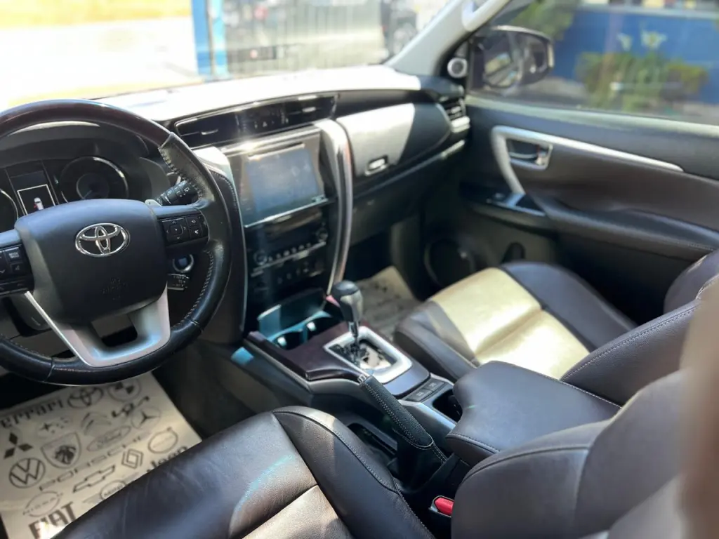 TOYOTA Hilux SW4 - Foto