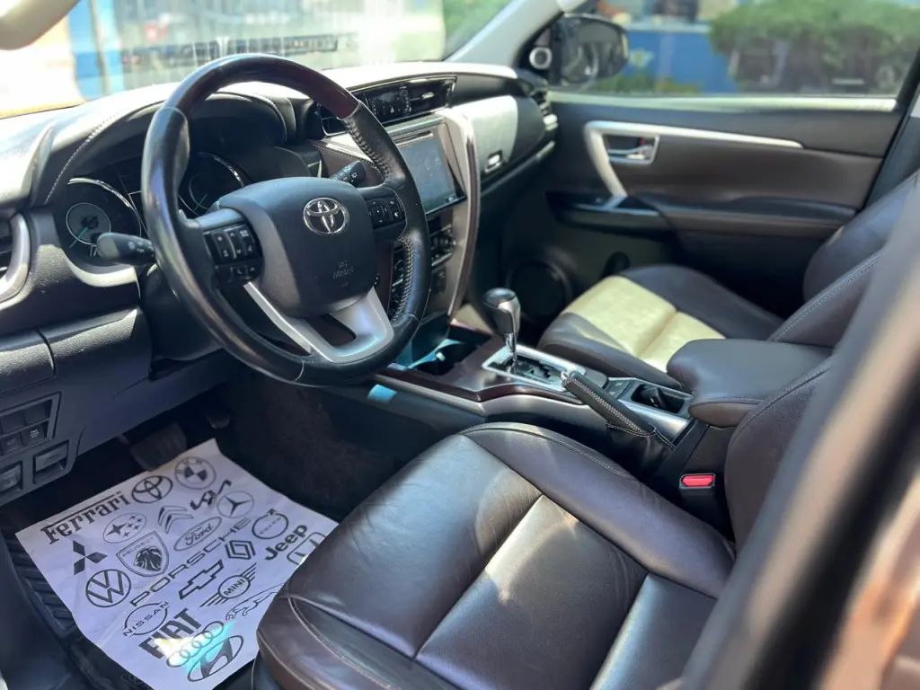 TOYOTA Hilux SW4 - Foto