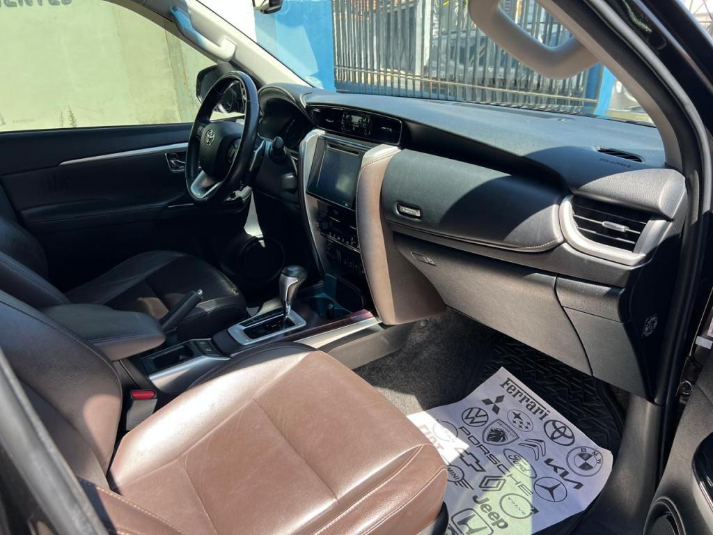 TOYOTA Hilux SW4 - Foto