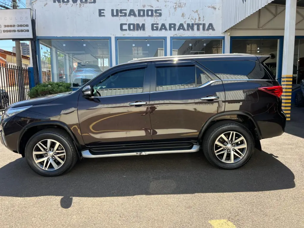 TOYOTA Hilux SW4 - Foto