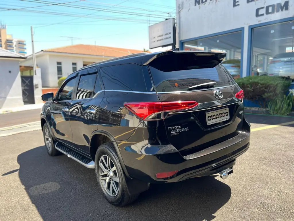 TOYOTA Hilux SW4 - Foto