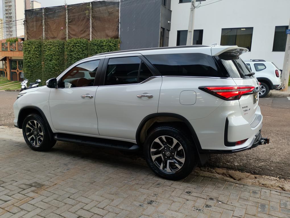 TOYOTA Hilux SW4 - Foto