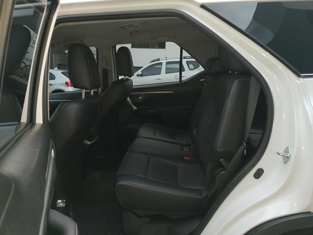 TOYOTA Hilux SW4 - Foto