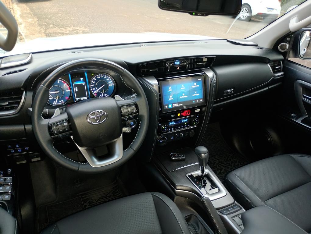 TOYOTA Hilux SW4 - Foto