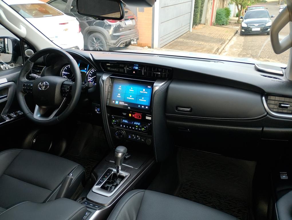 TOYOTA Hilux SW4 - Foto