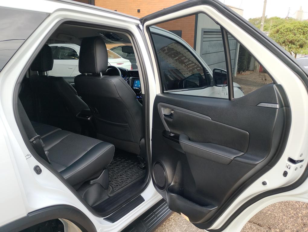 TOYOTA Hilux SW4 - Foto